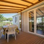 Terrasse couverte avec table et chaises du Mobilhome 373