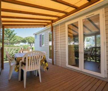 Terrasse couverte avec table et chaises du Mobilhome 373