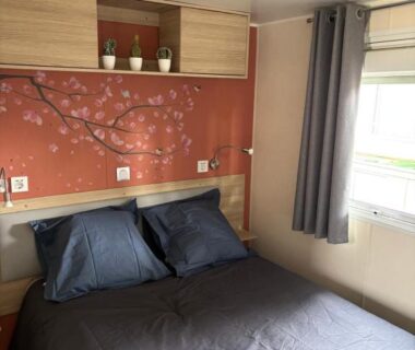 Chambre avec lit double et rangements dans le Mobilhome 379 du camping 4 étoiles Siblu Lattes