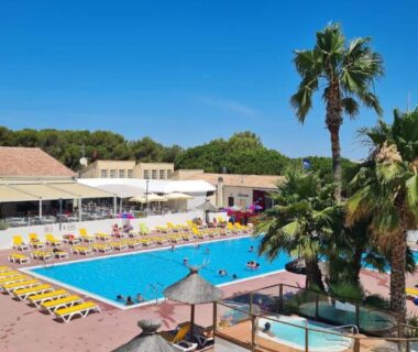 Piscine extérieure et chaises longues au Mobilhome 379 camping 4 étoiles Siblu lattes