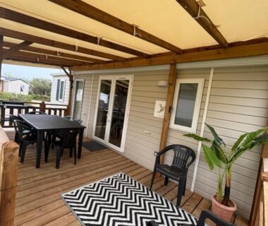 Terrasse couverte avec table chaises et plante du Mobilhome 379 au camping 4 étoiles Siblu Lattes