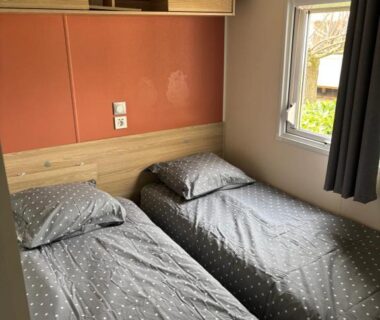 Chambre avec deux lits simples dans le mobilhome 379 camping 4 étoiles Siblu lattes
