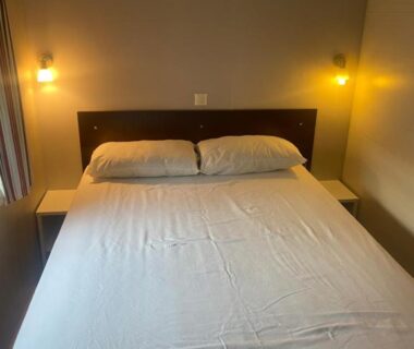 Chambre avec lit double dans le Mobilhome