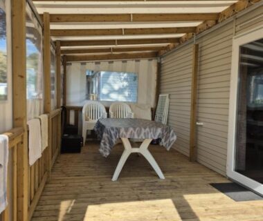 Terrasse couverte avec table et chaises du Mobilhome