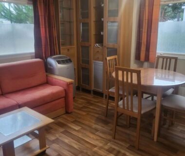 Intérieur salon avec canapé table chaises et meuble du Mobilhome