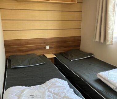 Chambre avec deux lits simples dans le Mobilhome 4 CA61