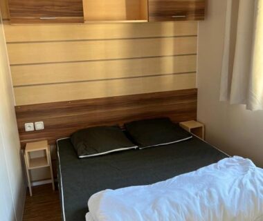 Chambre avec lit double et rangements dans le Mobilhome 4 CA61