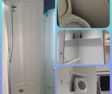 Cabine de douche et WC dans le mobilhome Les Sables du Midi