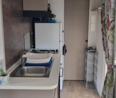 Cuisine et coin repas dans le mobilhome 4 ou 5 personnes du camping les sables du midi