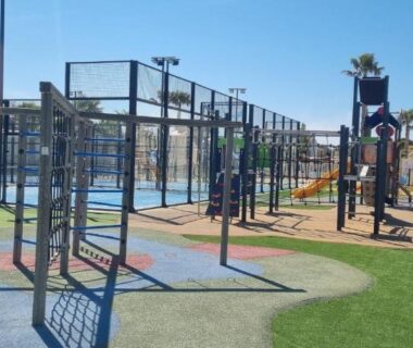 Aire de jeux et piscine au Mobilhome 4 ou 5 personnes du camping Les Sables du Midi