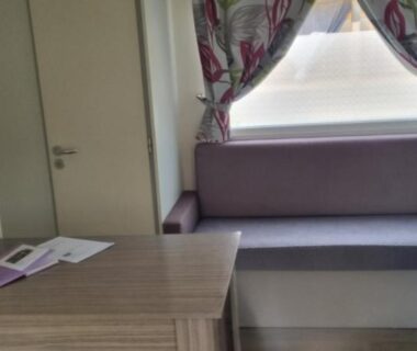 Coin salon avec banquette et table dans le mobilhome 4 ou 5 personnes camping les sables du midi à Valras-Plage