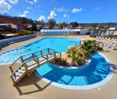 Bassin extérieur avec passerelle au Mobilhome 4 pers 2 ch Centre Aquatique