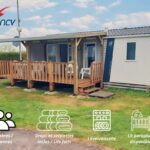Terrasse en bois et pelouse au Mobilhome 4 pers 2 ch Centre Aquatique