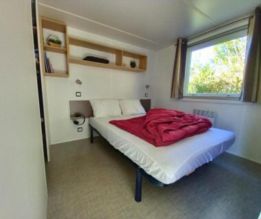 Chambre avec lit double et fenêtre du Mobilhome 4 pers 2 ch Centre Aquatique