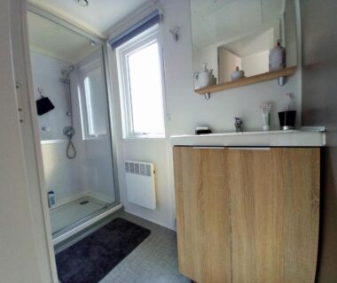 Salle de bains avec douche cabine et lavabo du Mobilhome 4 pers - 2 ch - Centre Aquatique