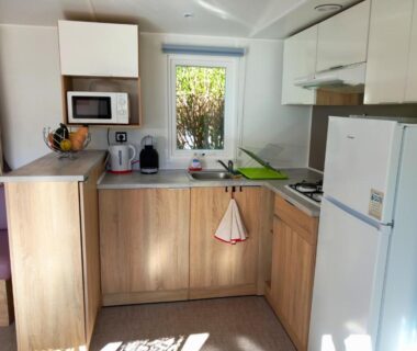 Coin cuisine équipé dans le mobilhome du Mobilhome 4 pers - 2 ch - Centre Aquatique