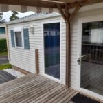 Terrasse en bois devant la façade du Mobilhome 4 personnes