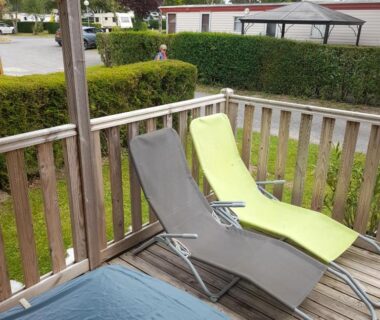 Terrasse en bois avec deux transats et vue sur le camping du Mobilhome 4 personnes