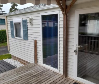 Terrasse en bois devant la façade du Mobilhome 4 personnes