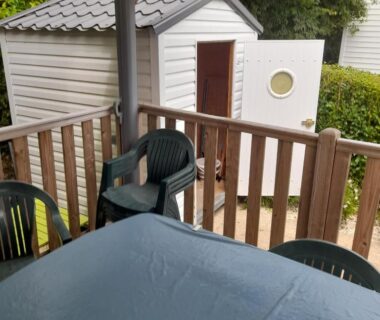 Terrasse avec table, chaises et petit abri de rangement du Mobilhome 4 personnes
