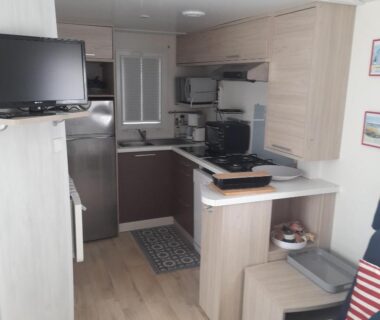 Coin cuisine et salon dans le mobilhome 4 personnes