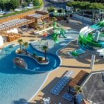 Piscine extérieure et toboggans verts au Mobilhome 400m de la plage Camping 5 étoiles