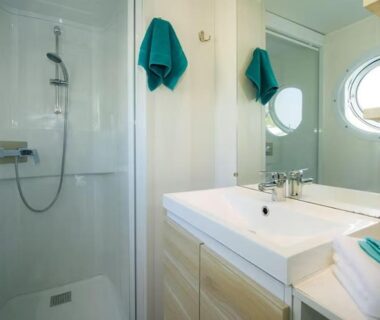 Salle de bain avec douche et lavabo du Mobilhome 400m de la plage Camping 5 étoiles