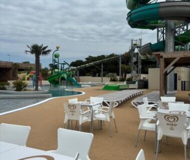 Terrasse avec chaises et toboggans aquatiques au Mobilhome 400m de la plage Camping 5 étoiles