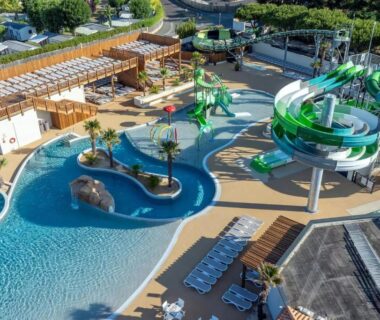 Piscine extérieure et toboggans verts au Mobilhome 400m de la plage Camping 5 étoiles