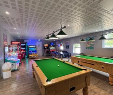 Salle de jeux avec billards et bornes d'arcade au Mobilhome 400m de la plage Camping 5 étoiles