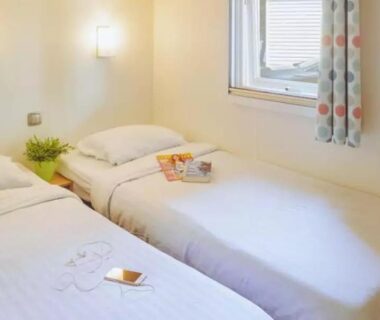 Chambre avec deux lits dans le Mobilhome 400m de la plage Camping 5 étoiles
