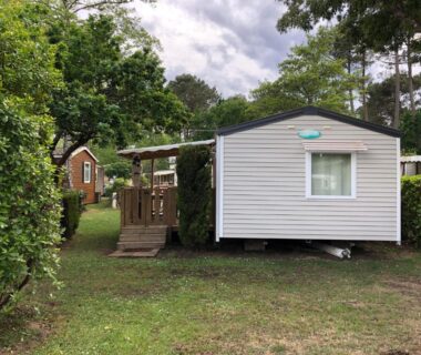 Sur l'emplacement herbeux mobilhome avec terrasse et haies Mobilhome