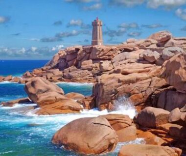 Côte bretonne rochers roses et phare au Mobilhome