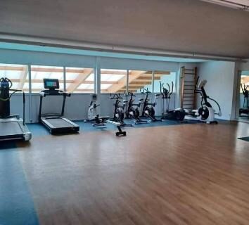 Salle de sport avec tapis de course et vélos dans le Mobilhome