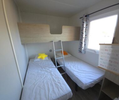 Intérieur avec lits superposés et deux lits simples du Mobilhome 5 PLACES