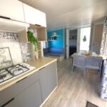 Intérieur lumineux dans les Landes avec kitchenette et coin repas du Mobilhome 5 PLACES
