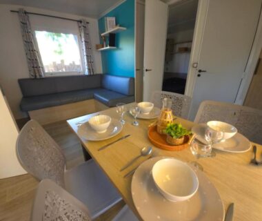 Séjour avec table dressée et banquette du Mobilhome 5 PLACES