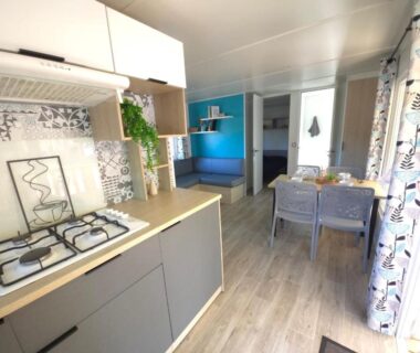 Intérieur lumineux dans les Landes avec kitchenette et coin repas du Mobilhome 5 PLACES