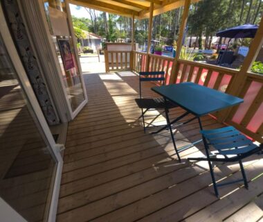 Terrasse en bois avec table et chaises du Mobilhome 5 PLACES