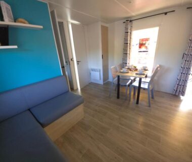 Intérieur séjour avec canapé et coin repas du Mobilhome 5 PLACES