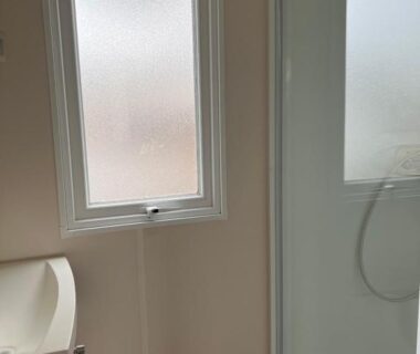 Salle de bain avec douche et fenêtre dans le Mobilhome 5 VO32