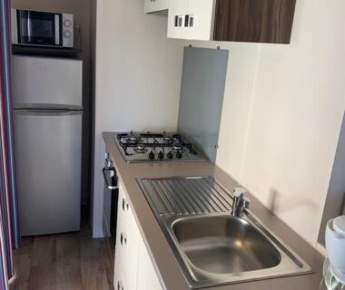 Cuisine avec évier et plaque de cuisson dans le Mobilhome 5 VO32