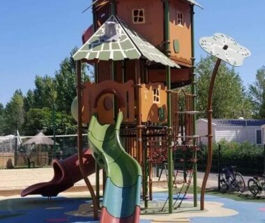 Aire de jeux avec tour et toboggans au camping près du Mobilhome 5 VO32