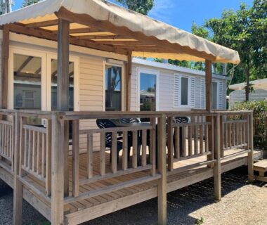 Terrasse en bois avec table et chaises du Mobilhome 5 VO32