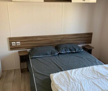 Chambre avec lit double et rangements dans le mobilhome 5 VO32