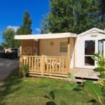 Terrasse en bois et mobilhome dans un camping ombragé du Mobilhome 5 place proche mer