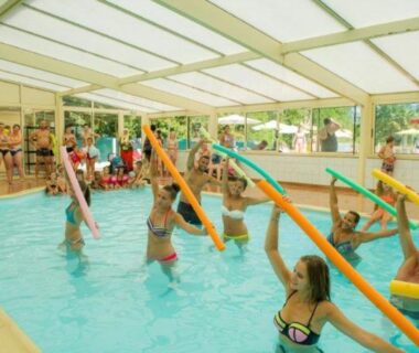 Piscine couverte avec cours d'aquagym au Mobilhome 5 place proche mer