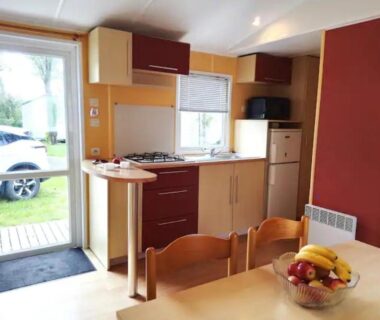 Intérieur cuisine et coin repas dans le Mobilhome 5 place proche mer