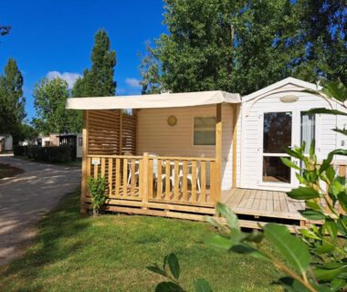 Terrasse en bois et mobilhome dans un camping ombragé du Mobilhome 5 place proche mer