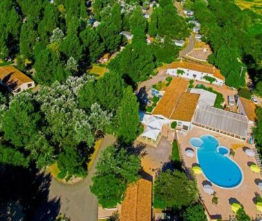 Camping avec piscine entourée d'arbres au Mobilhome 5 place proche mer